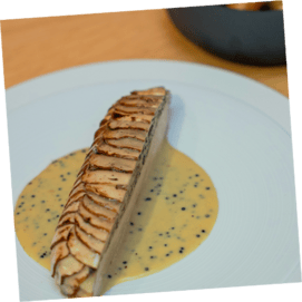 Pour que ma volaille soit en fête, j'ai habillé mon suprême de poularde d'une farce fine de volaille associée à des produits nobles comme le foie gras, les morilles...