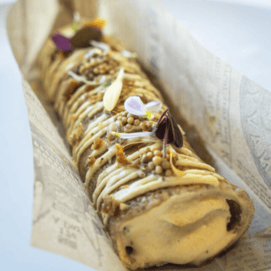 Dans l'idée d'une Galette Saucisse : Volaille, algues de nos côtes, houmous et moutarde par Taran Jézéquel