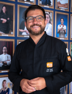 Président, tout sourire, se tient debout